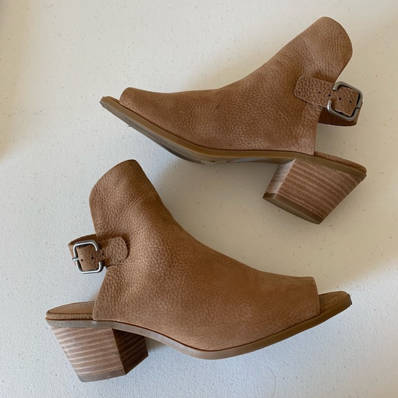 Lucky Brand Shoes - 🎉HP🎉Lucky Brand Tan Leather Open Toe Bootie Sz 9